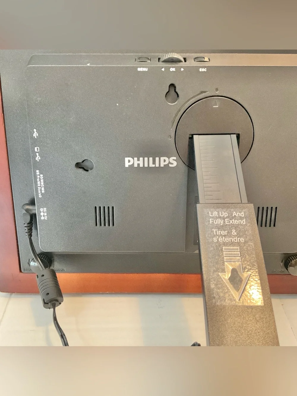 Philips Home Essentials Digital LCD Photo Frame 9” Mahogany Works perfectly